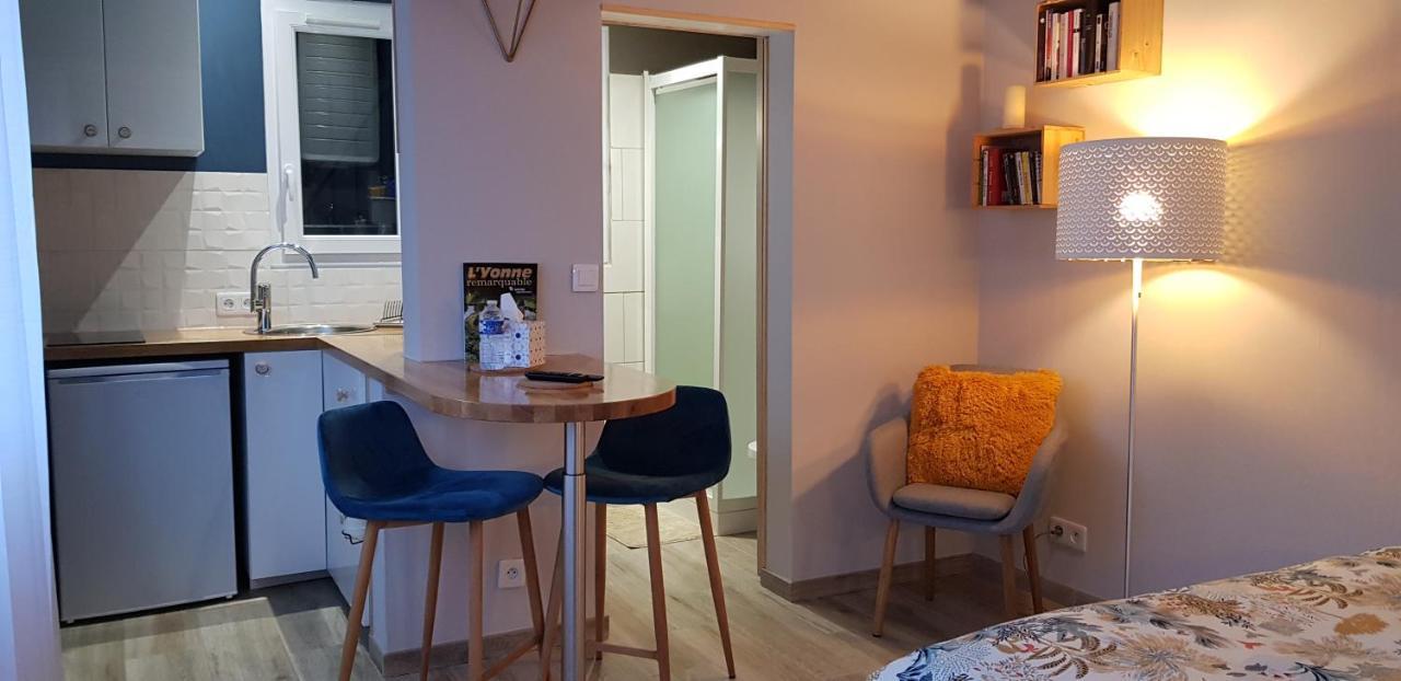 Agreable Petite Maison Proche Joigny Chamvres Exterior photo